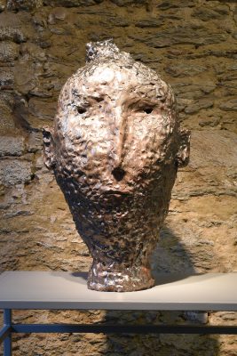 xavier toubes – head 6 – 2014, 90x51x46cm galerie metzger gallery ceramic sculpture art