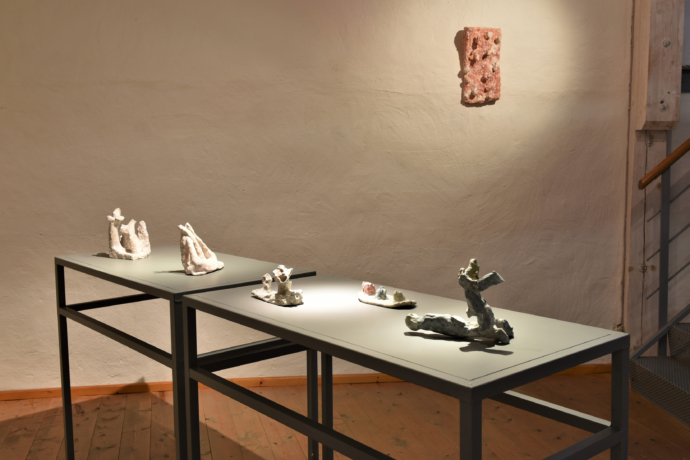 Hans Fischer – view into the exhibition – galerie metzger sculpture plasitsche arbeit bildhauer