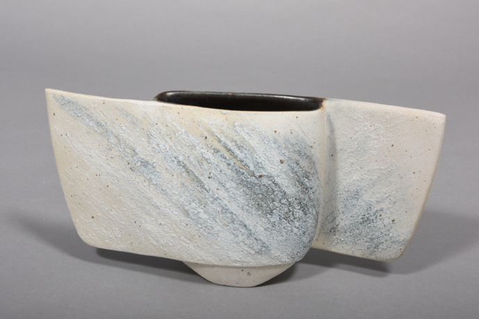 Gotlind Weigel – Form – 1992, 16,5x31x6,5 cm – galerie metzger porcelain contamporary object galllery