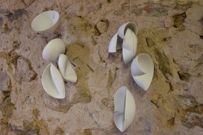 Sue Paraskeva – Thirtytwo altered porcelain vessels – 2018 – galerie metzger contemporary objects aschaffenburg angewandte kunst