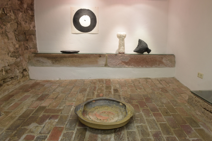 GefaessErweiterung-View into the-exhibition-galerie metzger contemporary art ceramic gallery